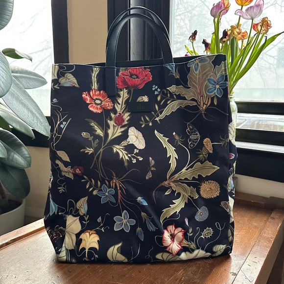 Gucci Handbags - Gucci floral canvas tote